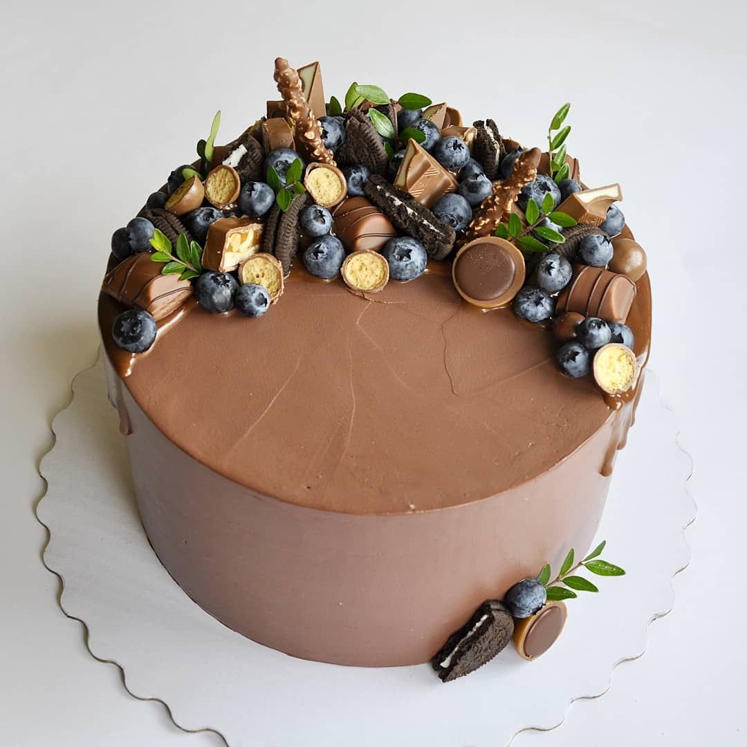 Украшение торта шоколадом и конфетами