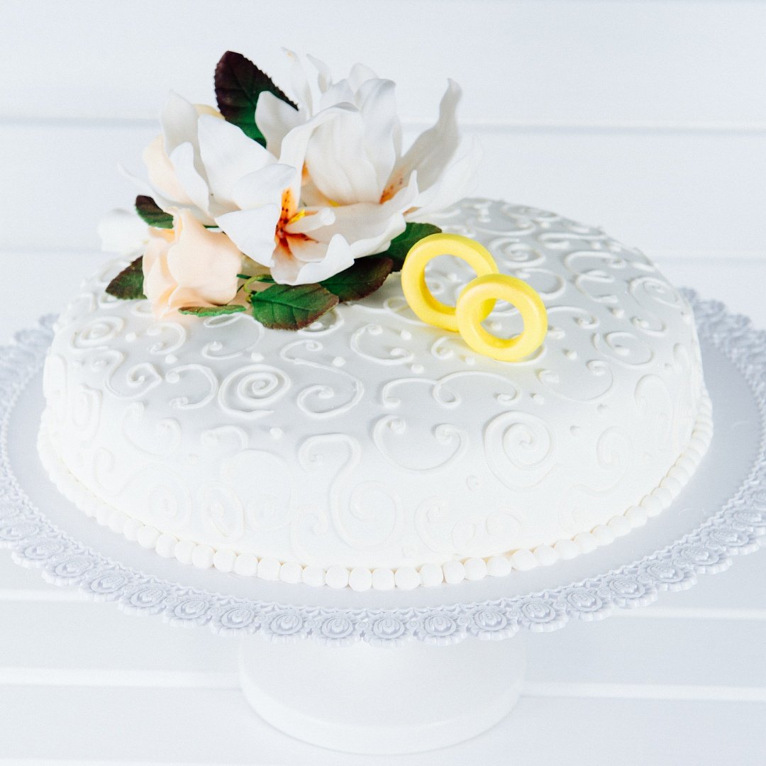Белый свадебный торт одноярусный