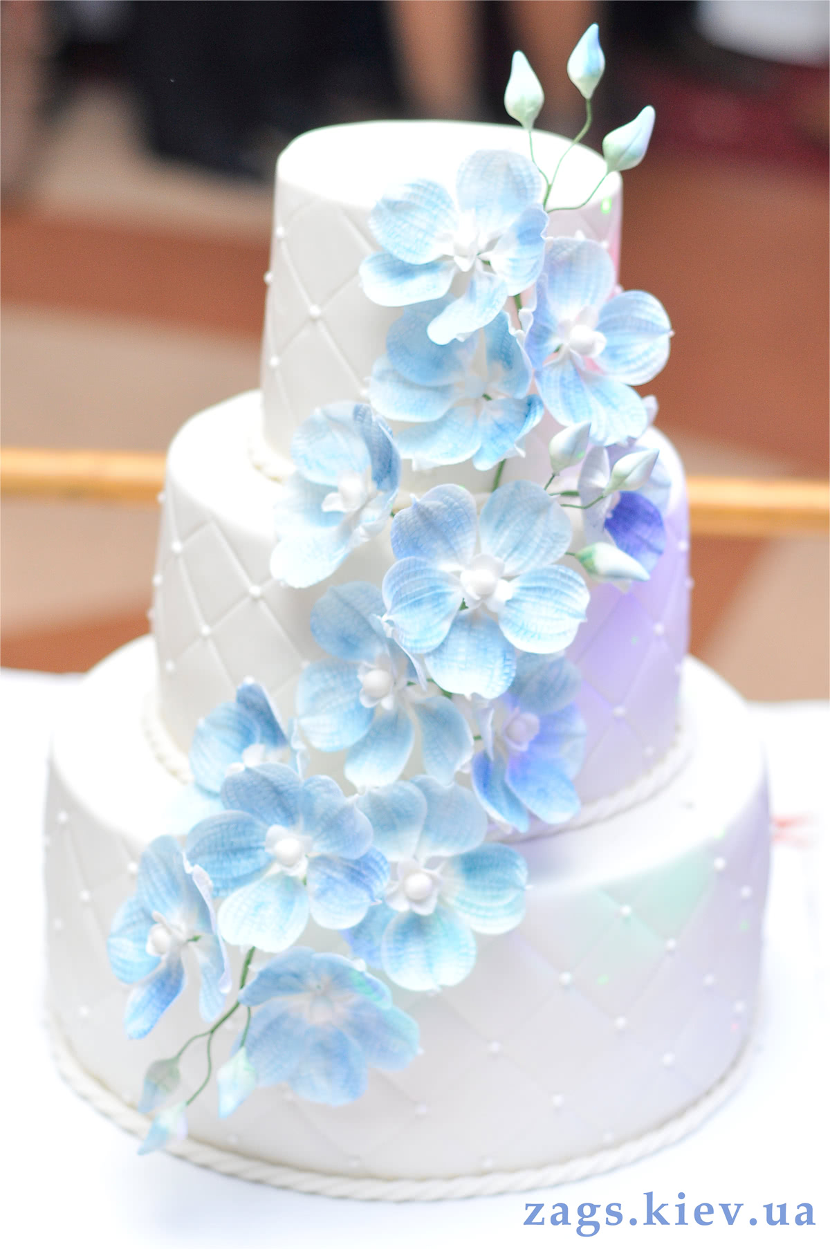 Белый торт с голубыми цветами