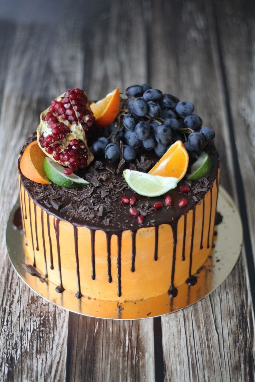 Торт с глазурью и фруктами