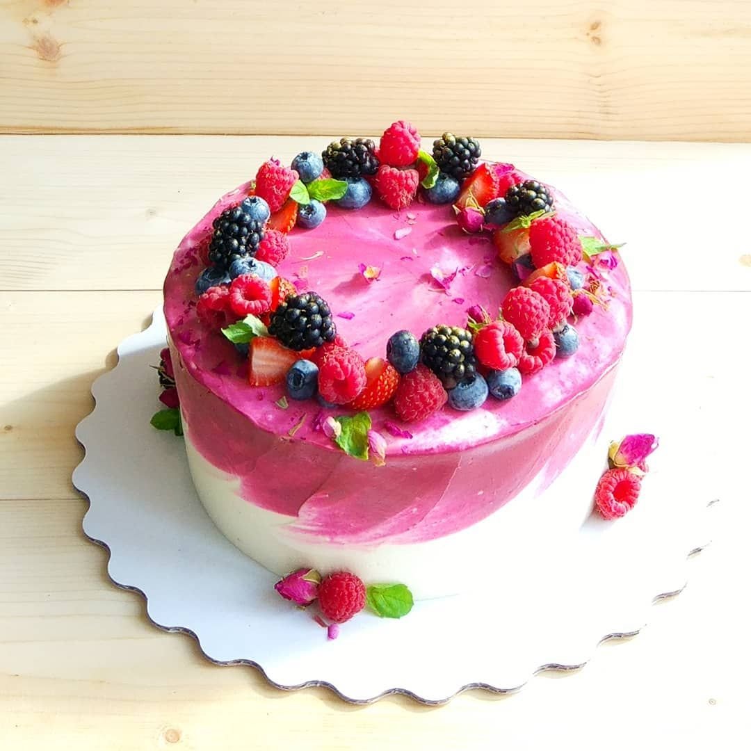 Декор торта для девочки с ягодами