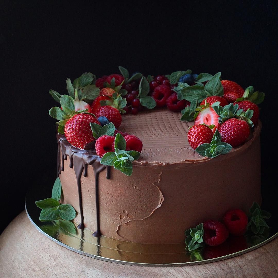 Декор шоколадного торта ягодами
