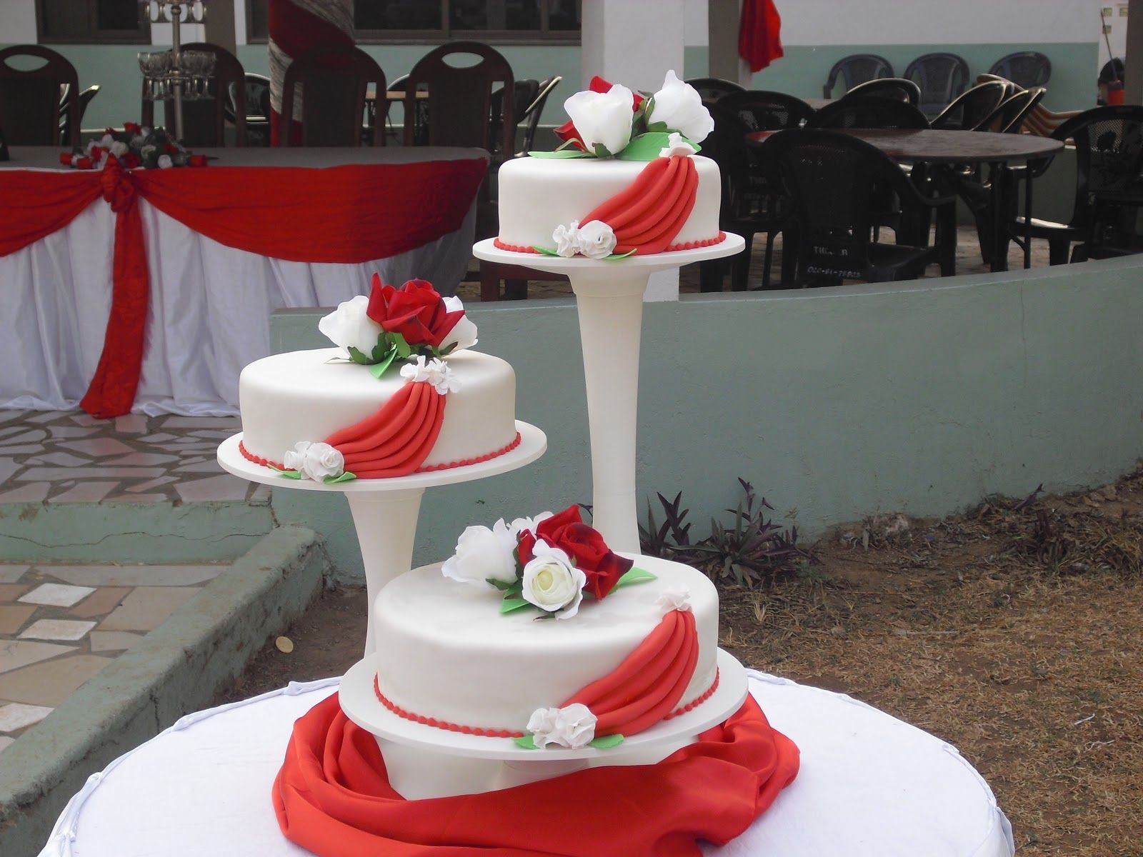 Торты Свадебные в бело красных тонах