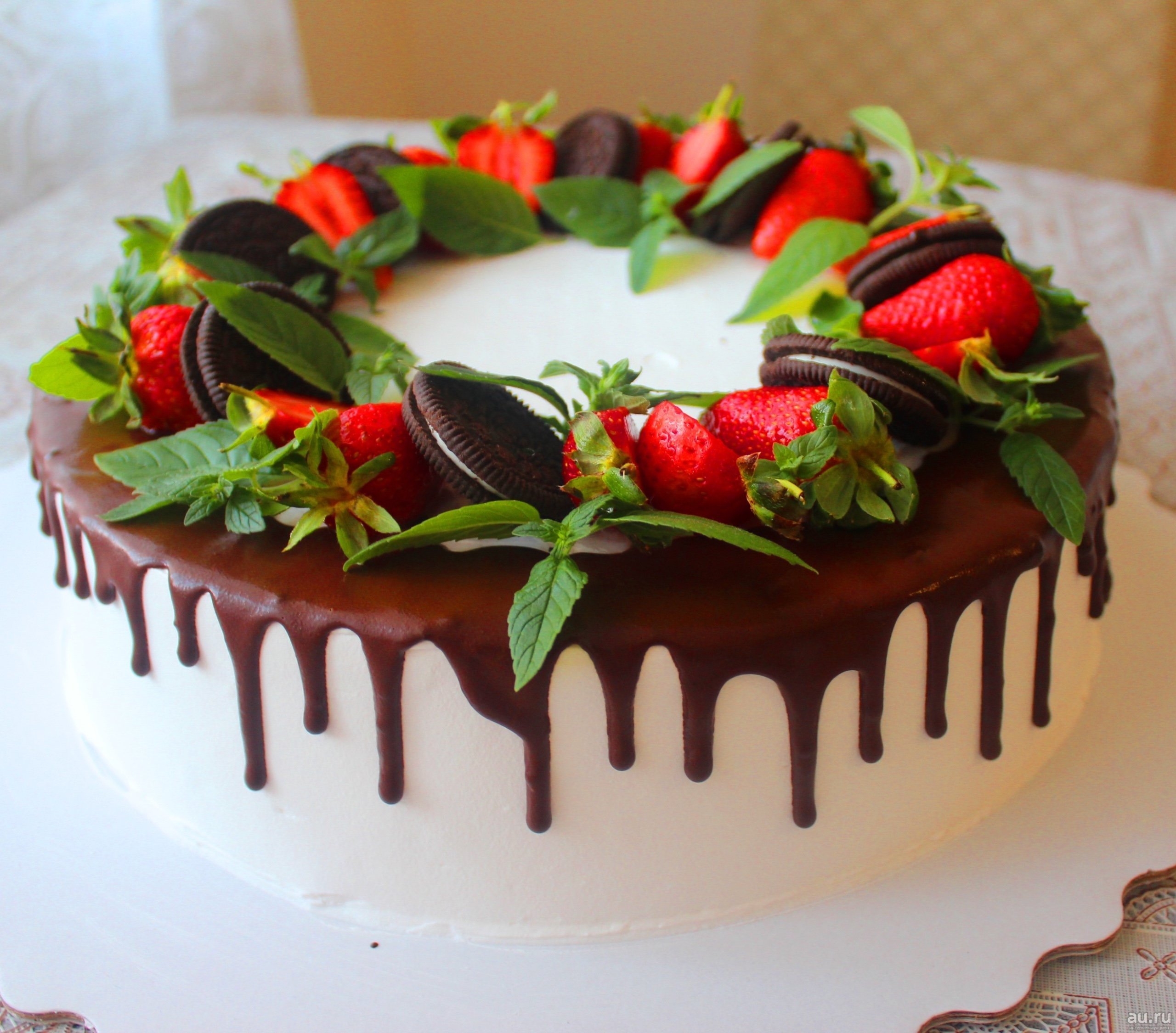 Торт украшенный клубникой и шоколадом