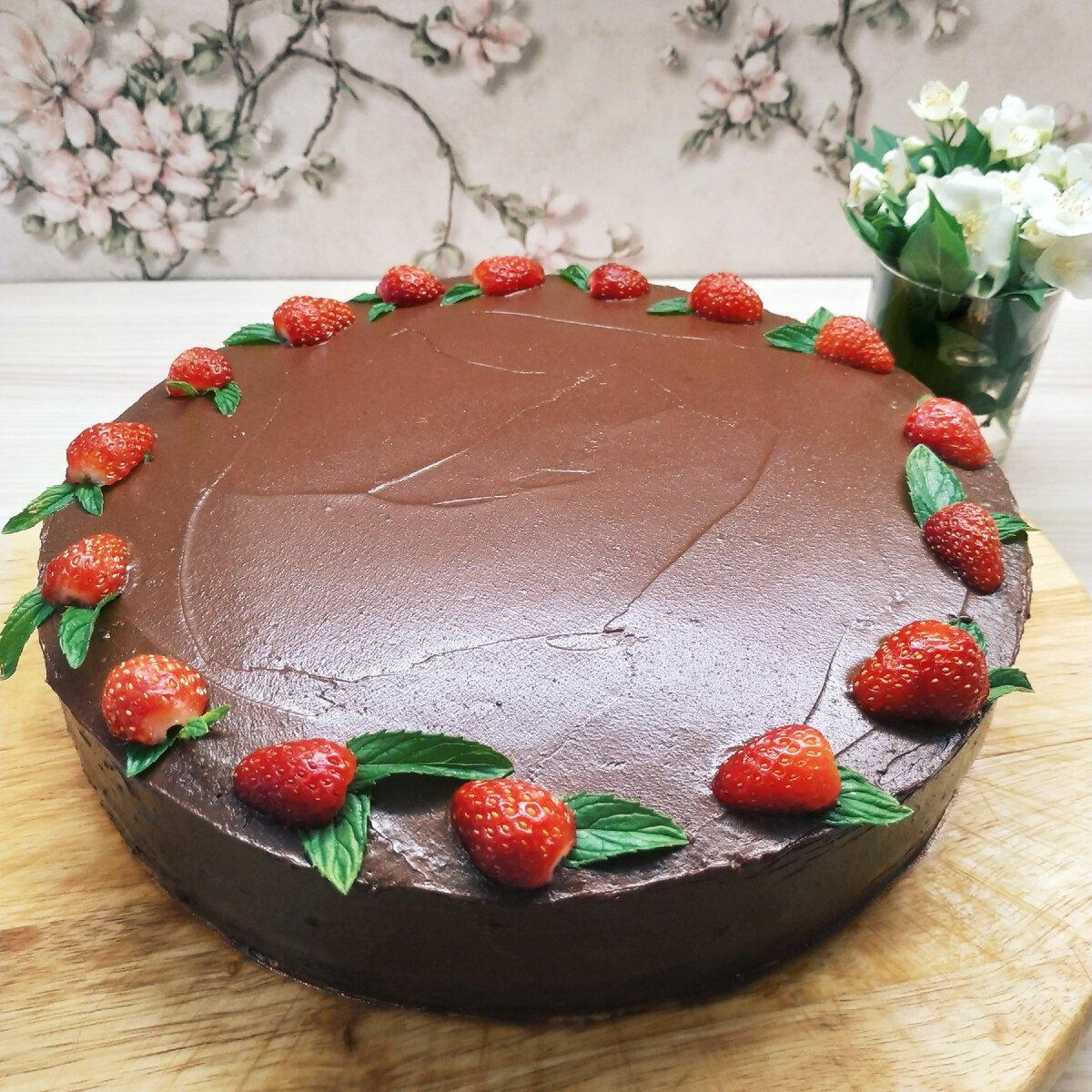 Декор торта с Викторией