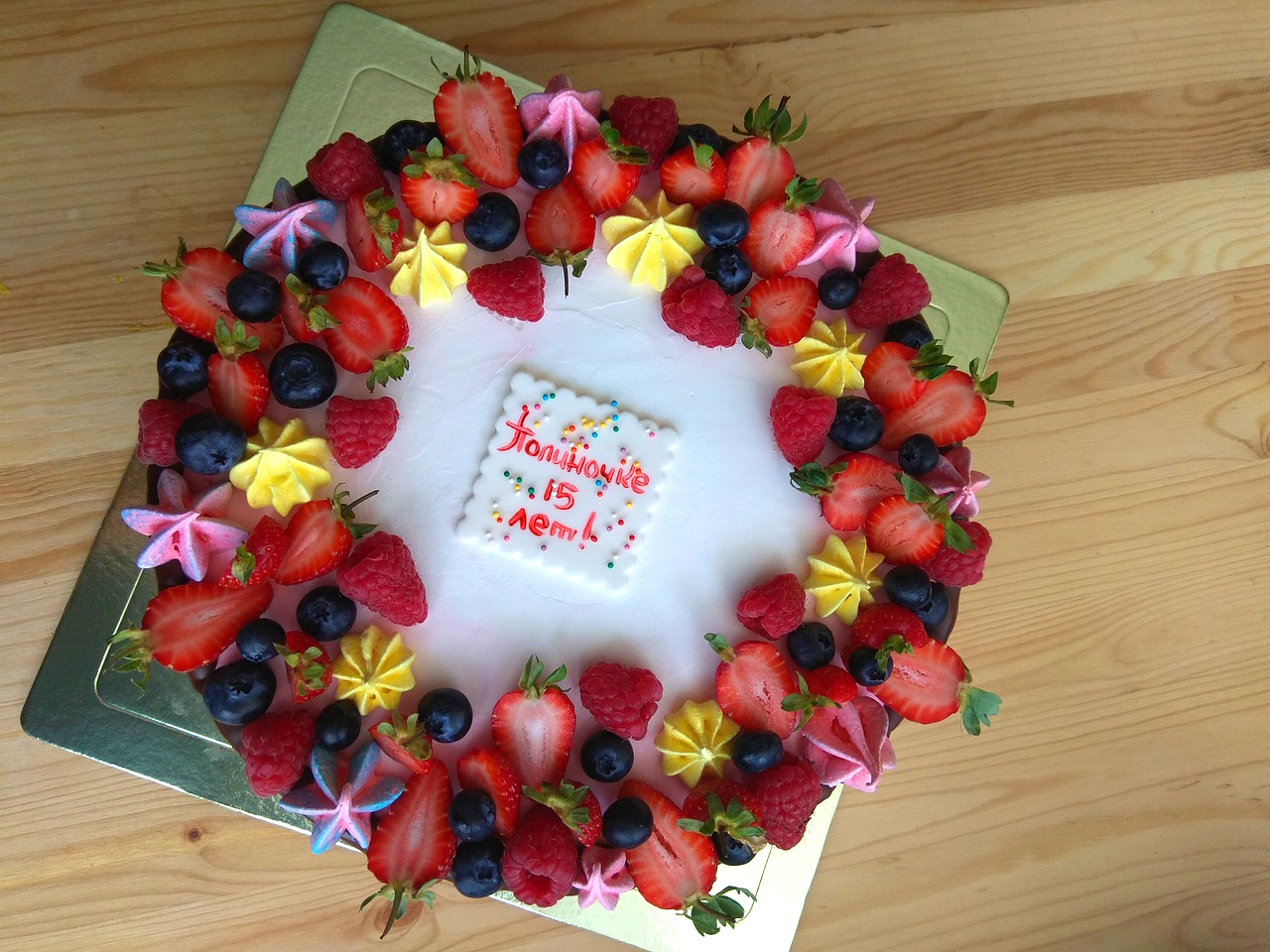 Прямоугольный торт украшенный фруктами