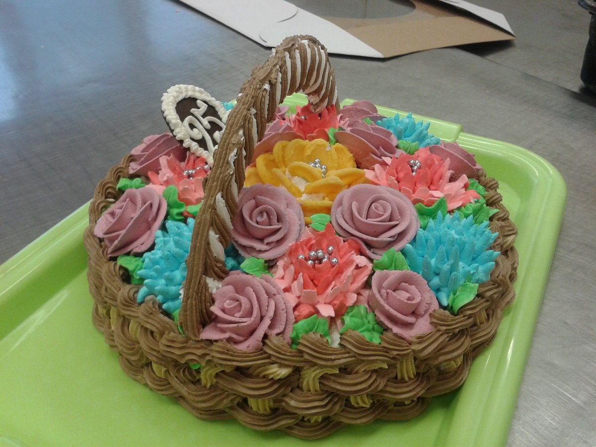 Кремовое украшение торта для женщины на день рождения бабушке