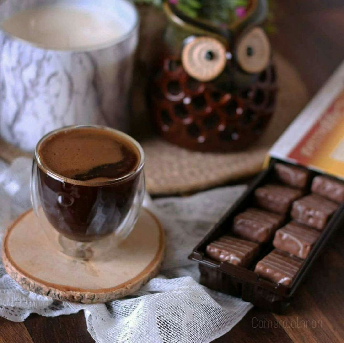 Чай какао и горячий шоколад на столе
