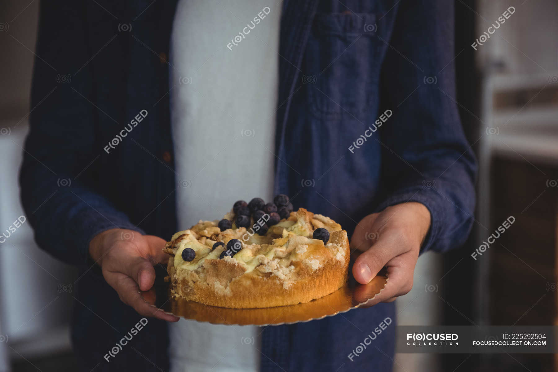 Парень с тортом в руках
