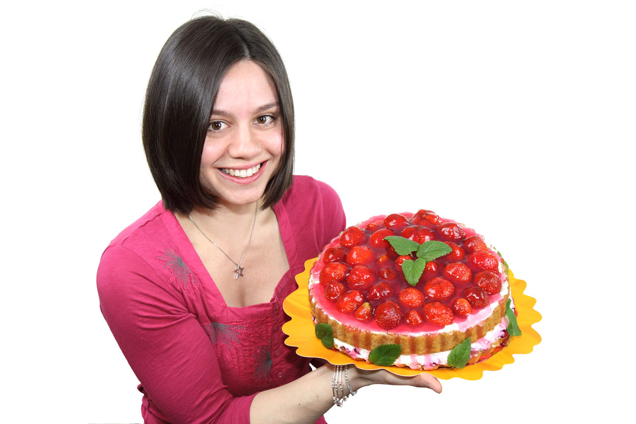 Девушка с тортом в руках