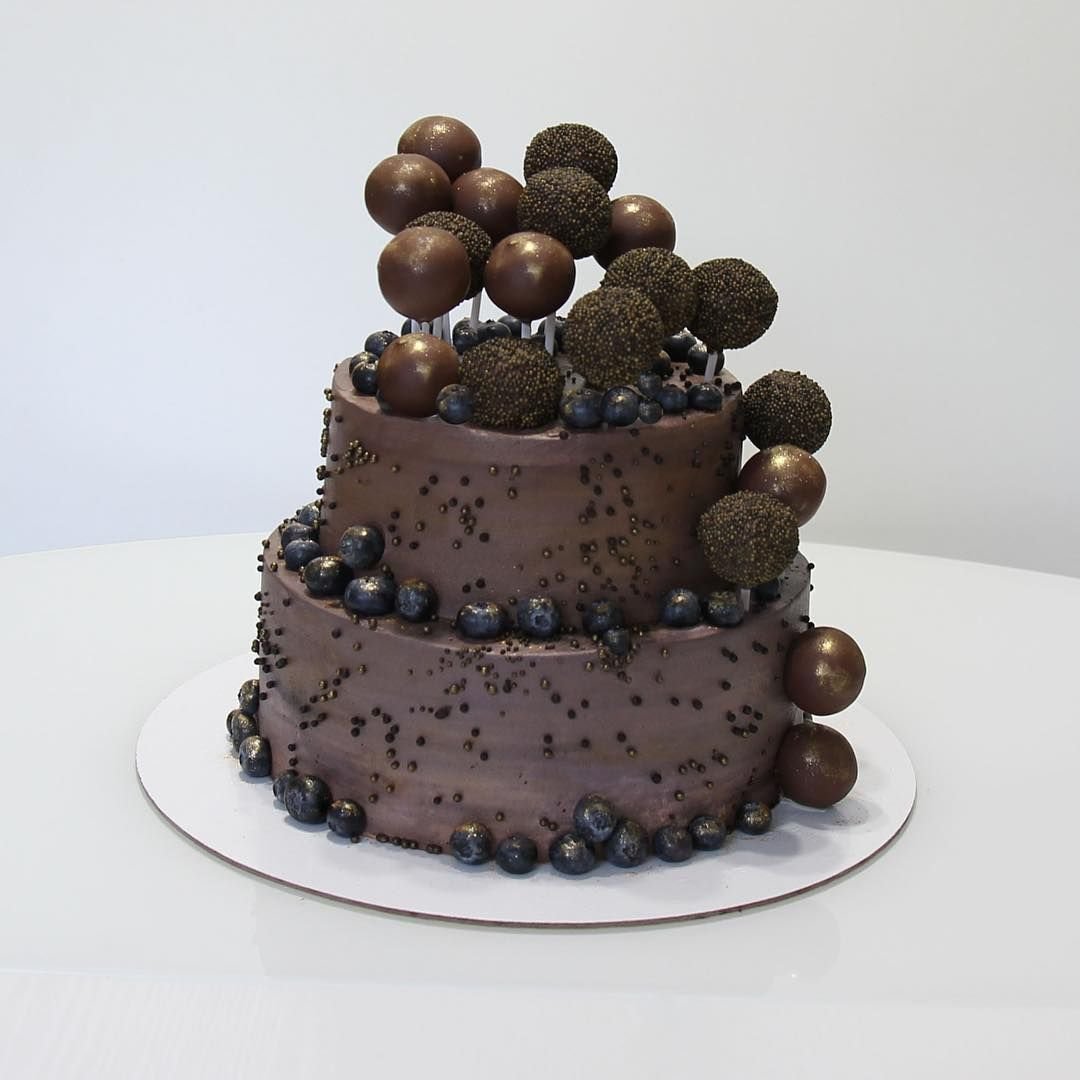 Украшение шоколадного торта шоколадными шарами