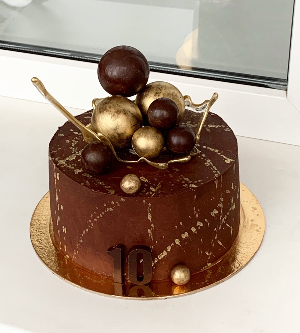 Торт с шариками из шоколада