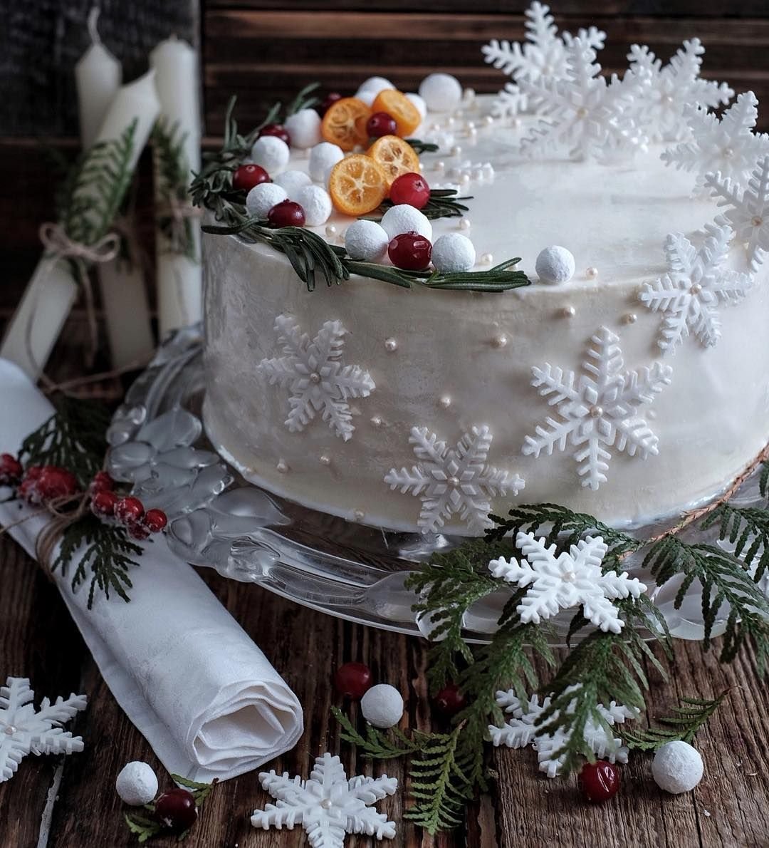 Белоснежное украшение торта на новый год