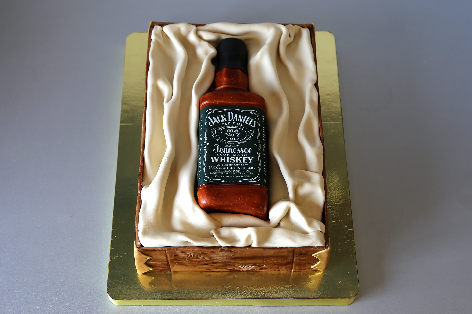 Торт бутылка виски Джек Дэниэлс в коробке