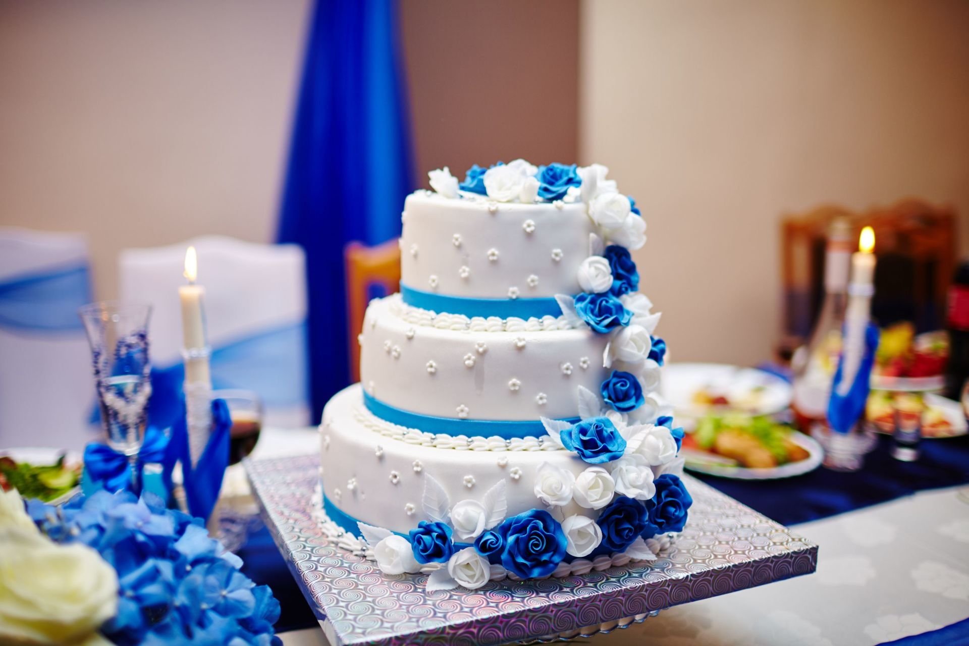 Свадебный торт двухъярусный голубой