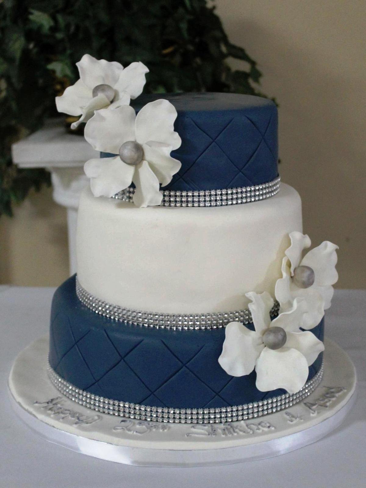 Свадебный торт бело синий