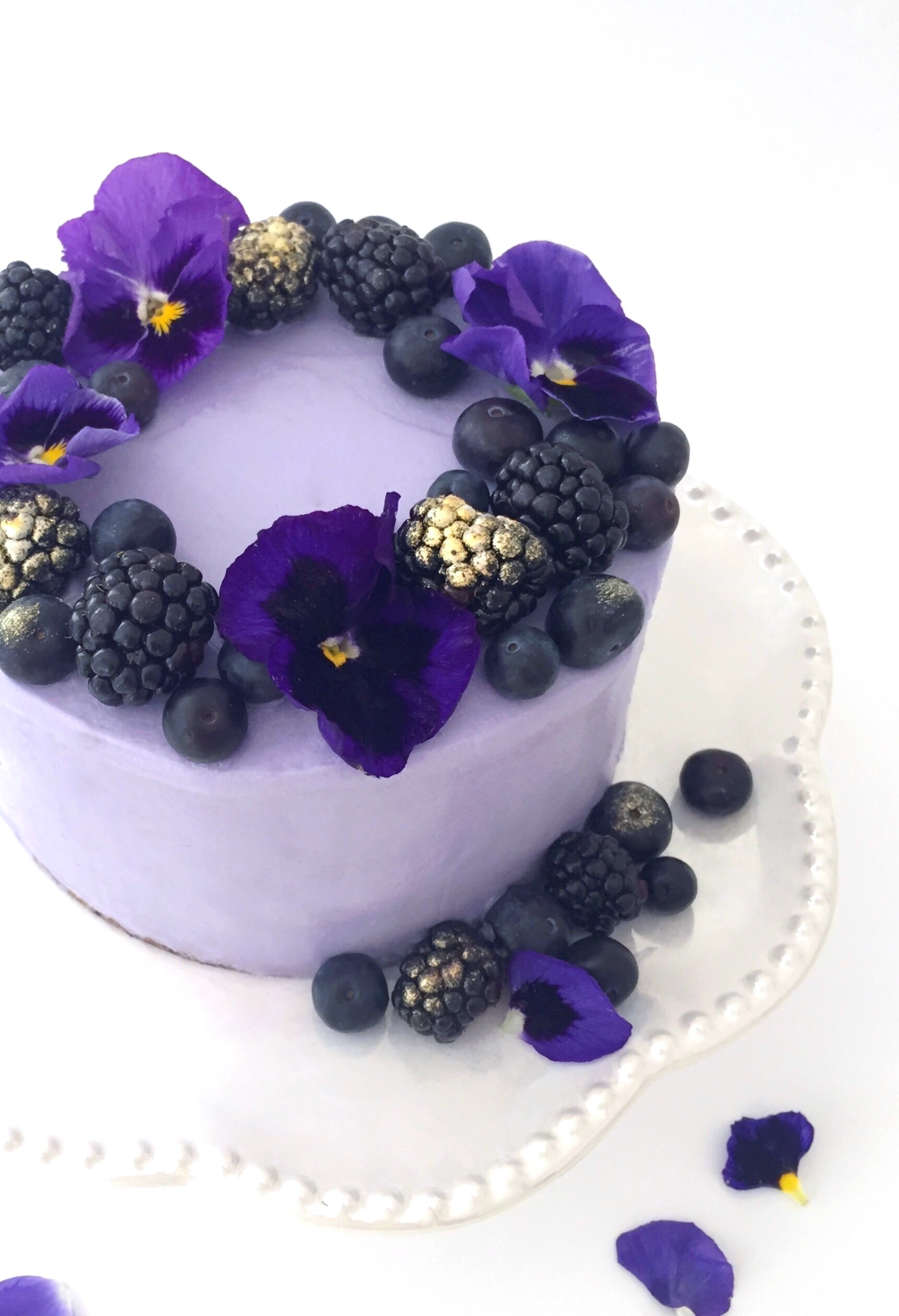 Торт с фиолетовыми цветами