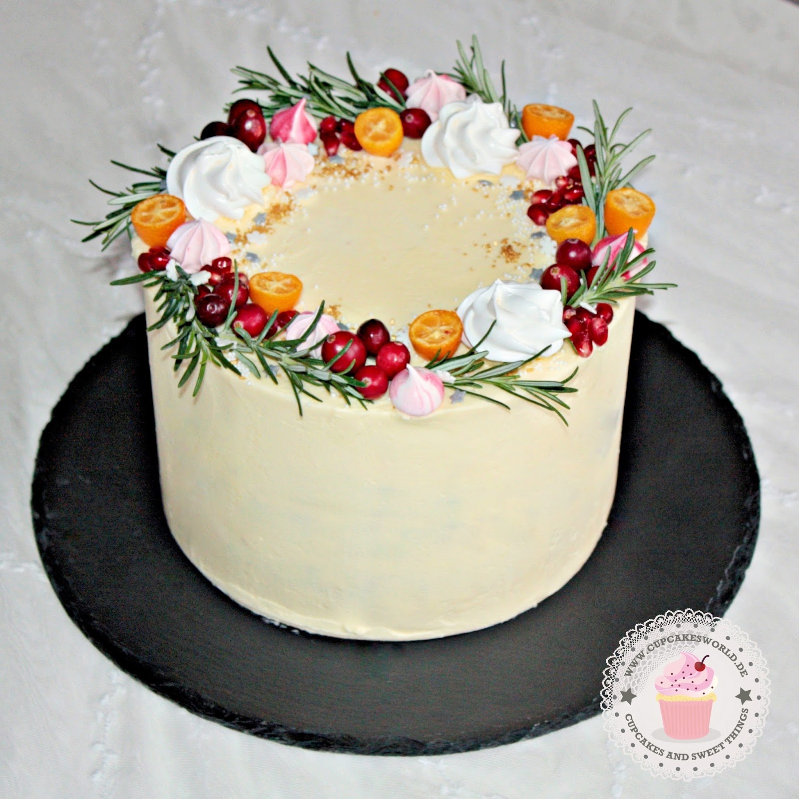 Торт с физалисом и цветами