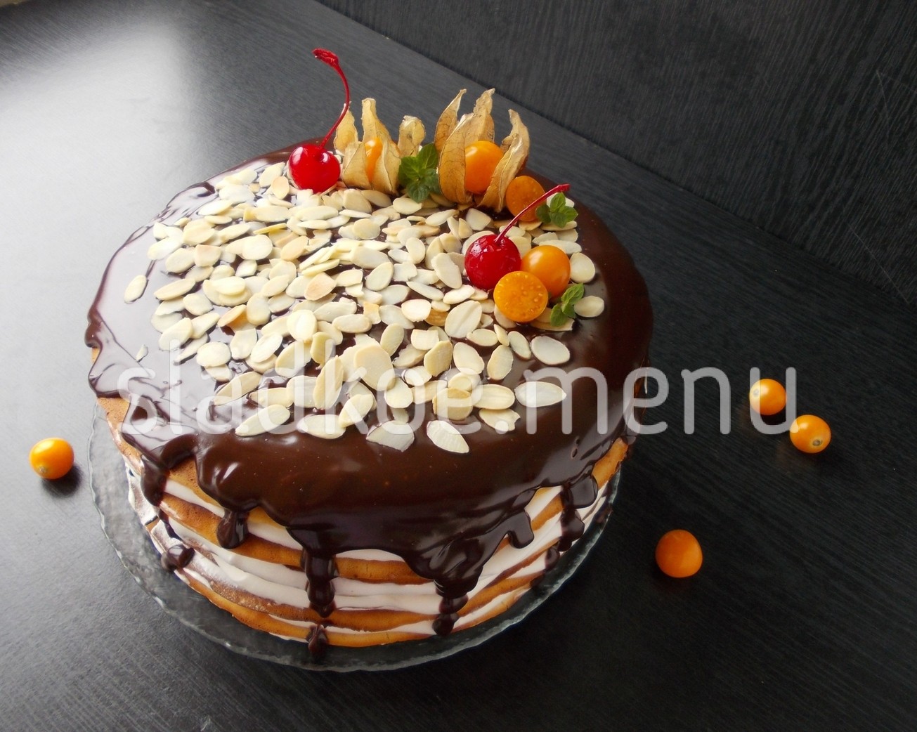 Украшение торта миндальными лепестками и шоколадом и фруктами