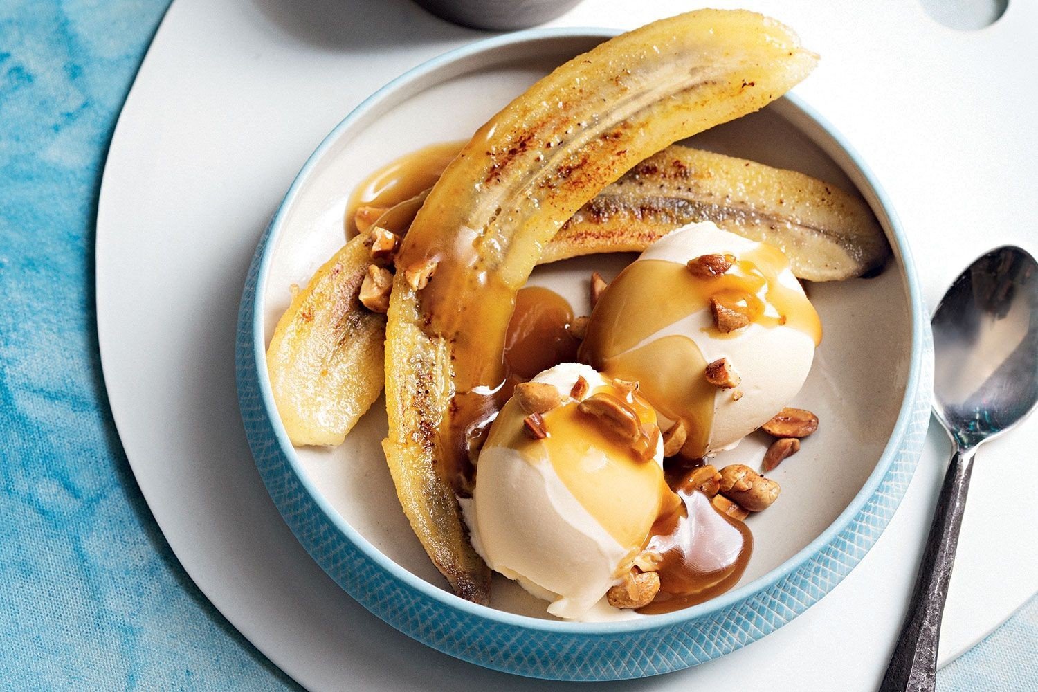 Десерт с бананом и мороженым