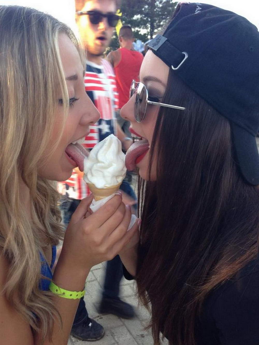 Две девушки мороженое