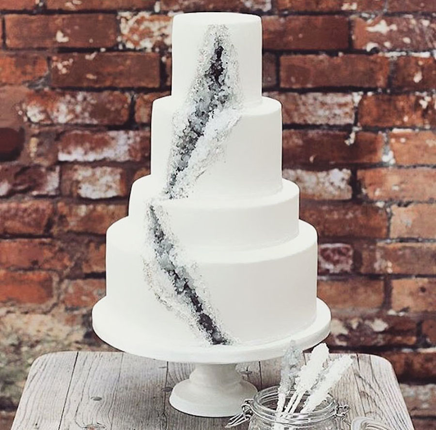 Необычный белый свадебный торт