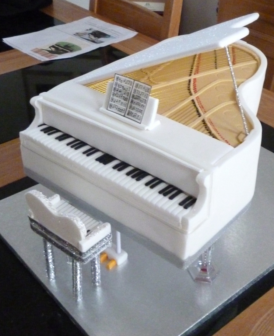 Торт в виде рояля