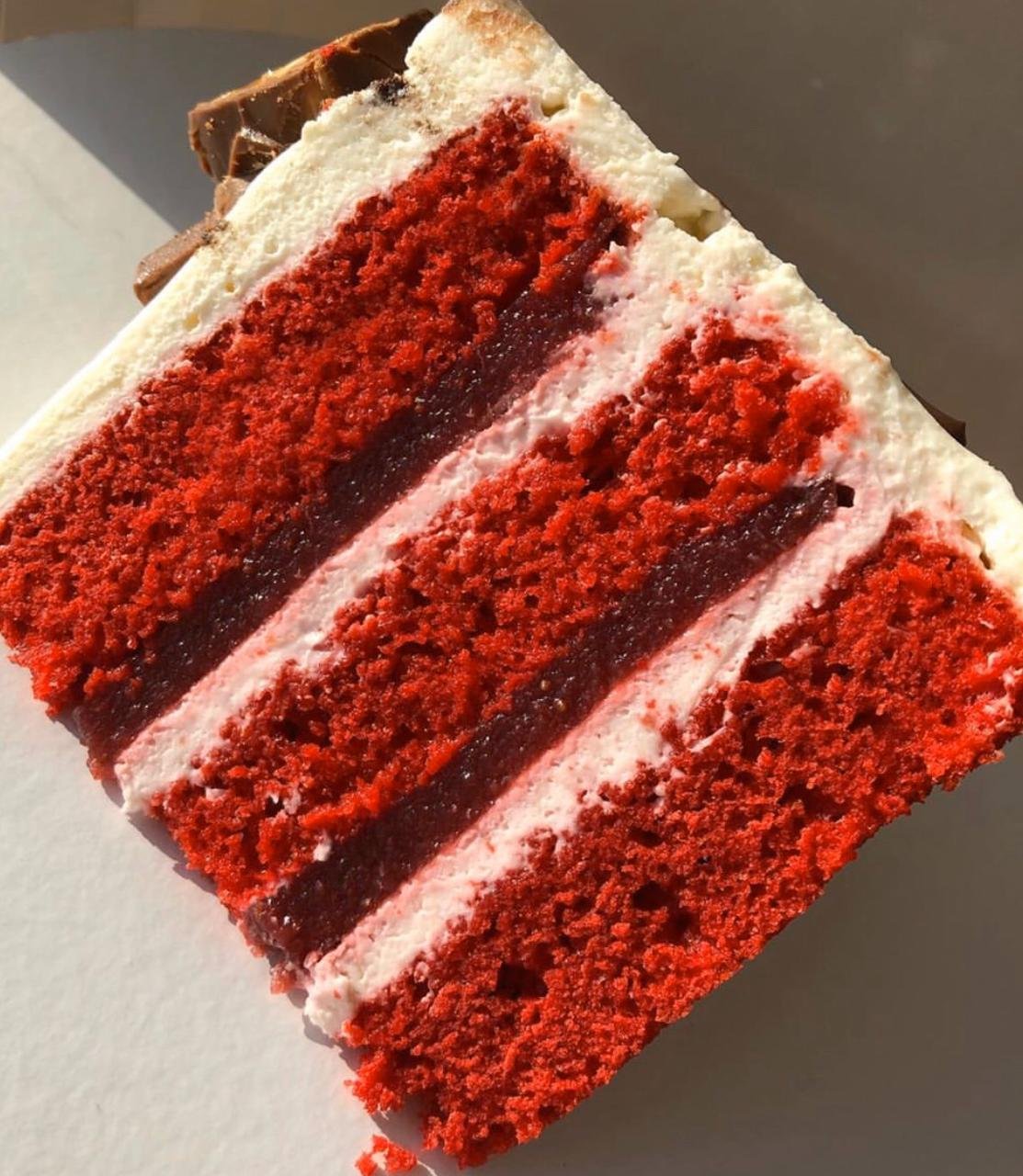 Торт красный бархат с малиновым кофи