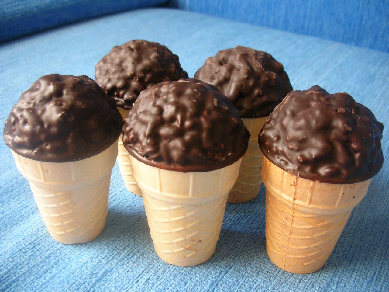 Мороженое шоколадное в стаканчике