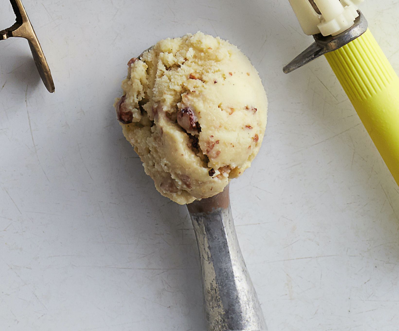 Мороженое с шоколадной крошкой на палочке
