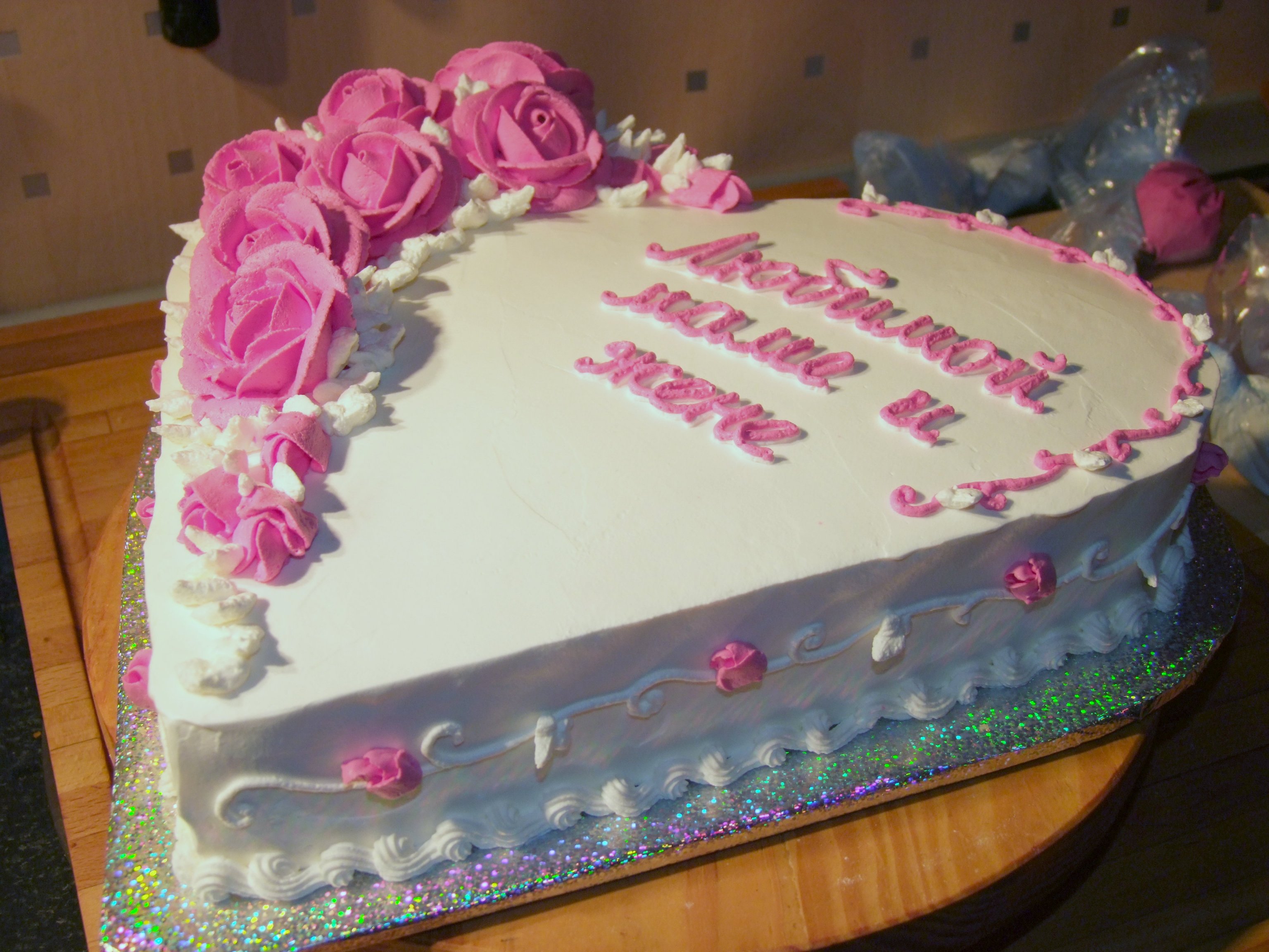 Надпись с днём рождения на кремовом торте
