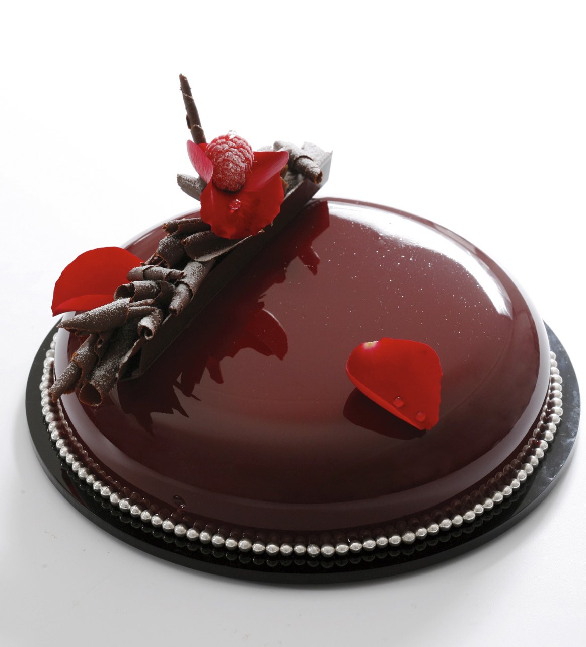 Муссовый торт с черной зеркальной глазурью