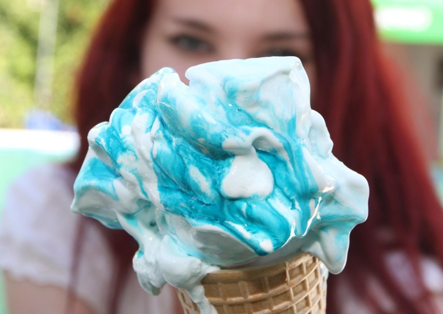 Бело синее мороженое