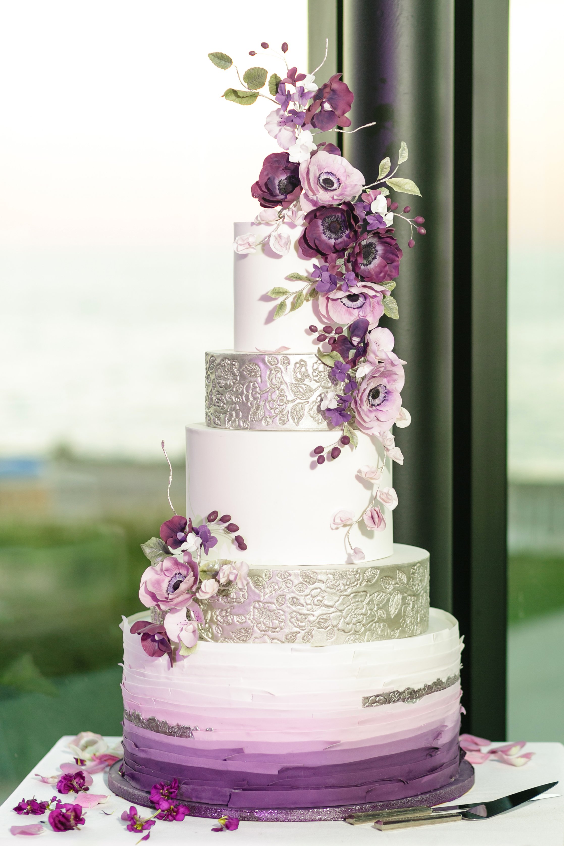 Свадебный торт с сиреневыми цветами