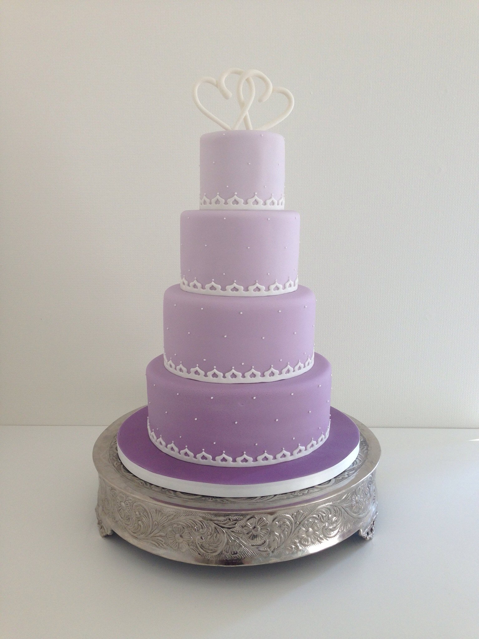 Свадебный торт белый с фиолетовым