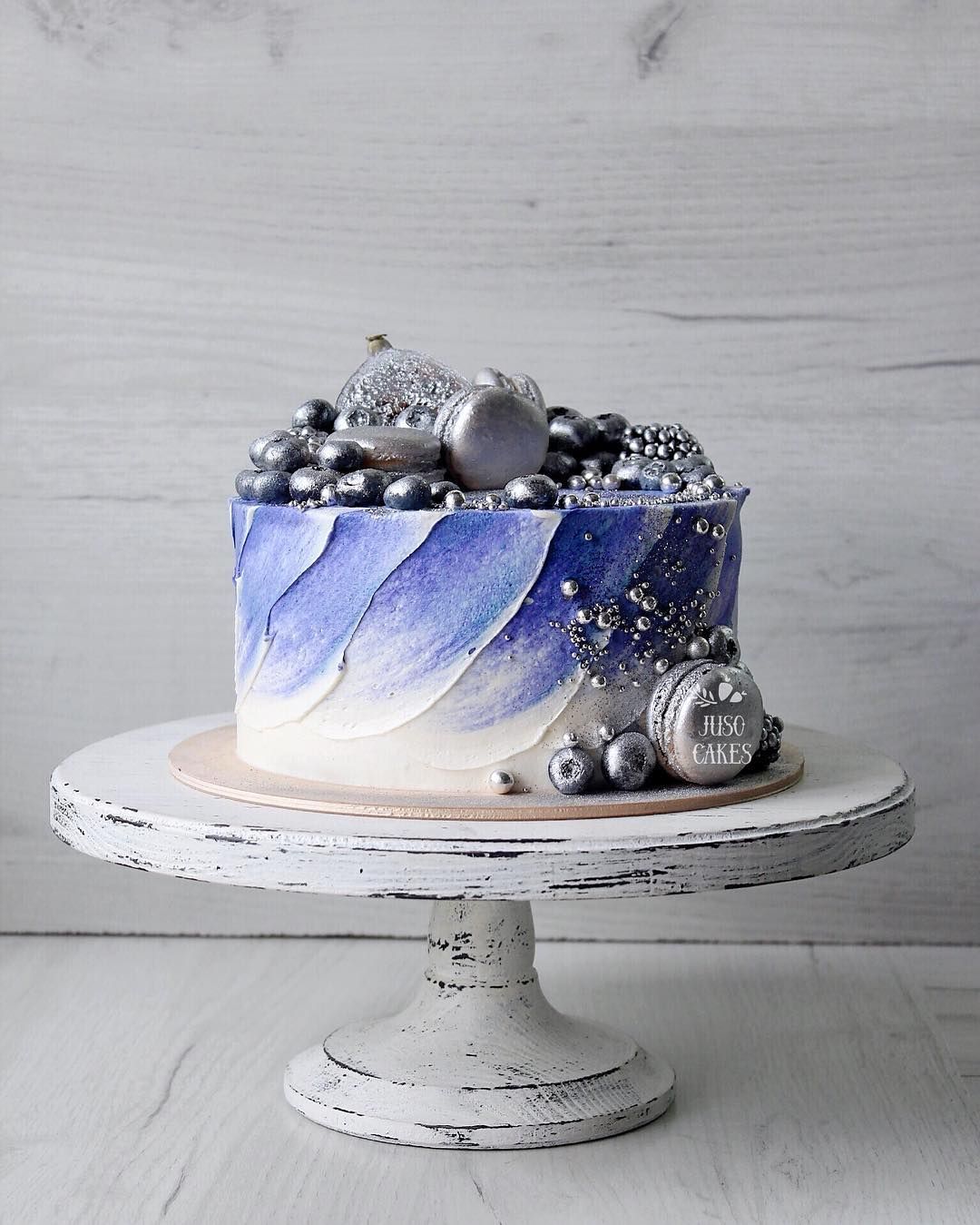 Торт космос с карамельным декором