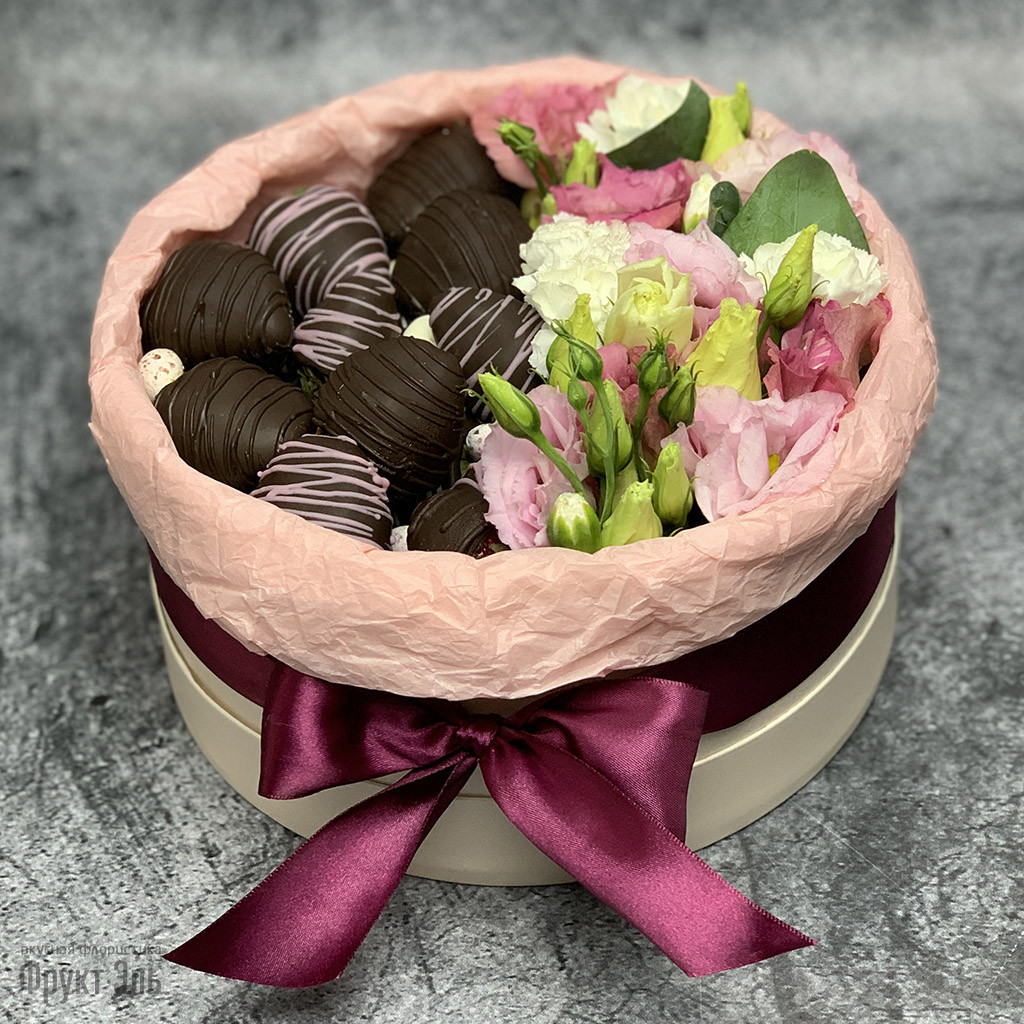 Коробка с шоколадными цветами