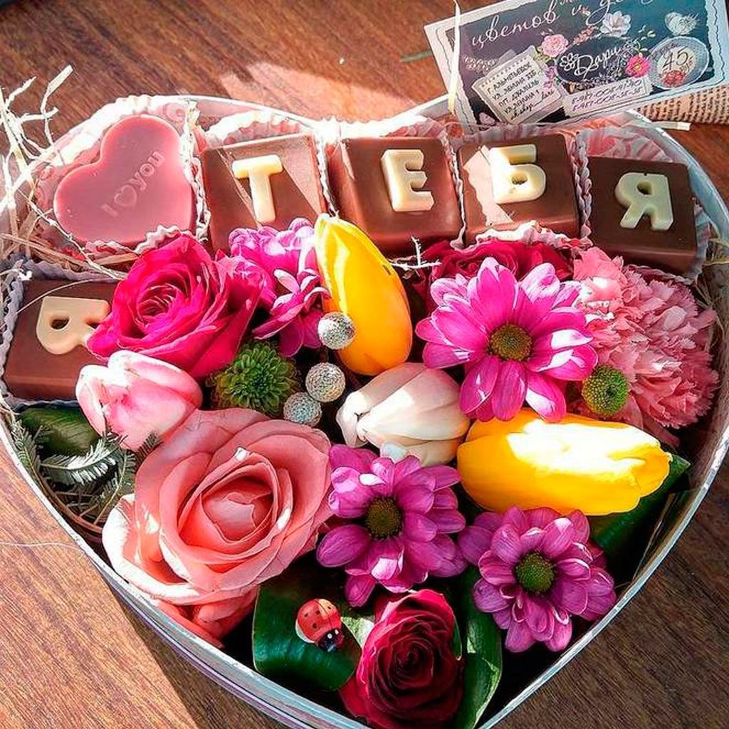 Подарочные коробки с цветами и конфетами