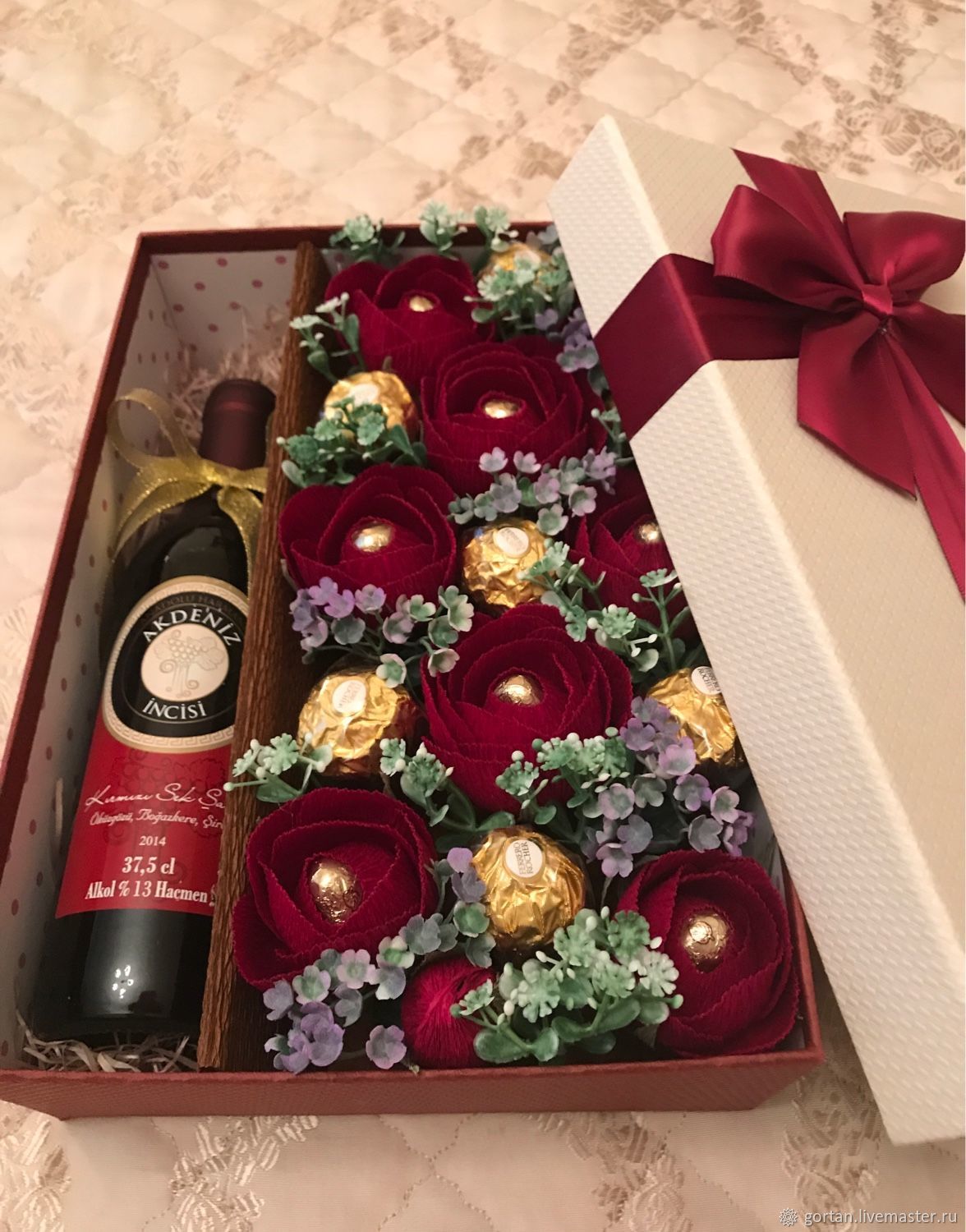 Подарочная коробка с цветами и конфетами