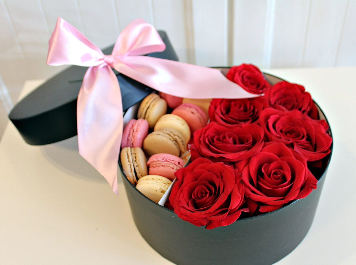 Шикарные цветы в коробках с шоколадом