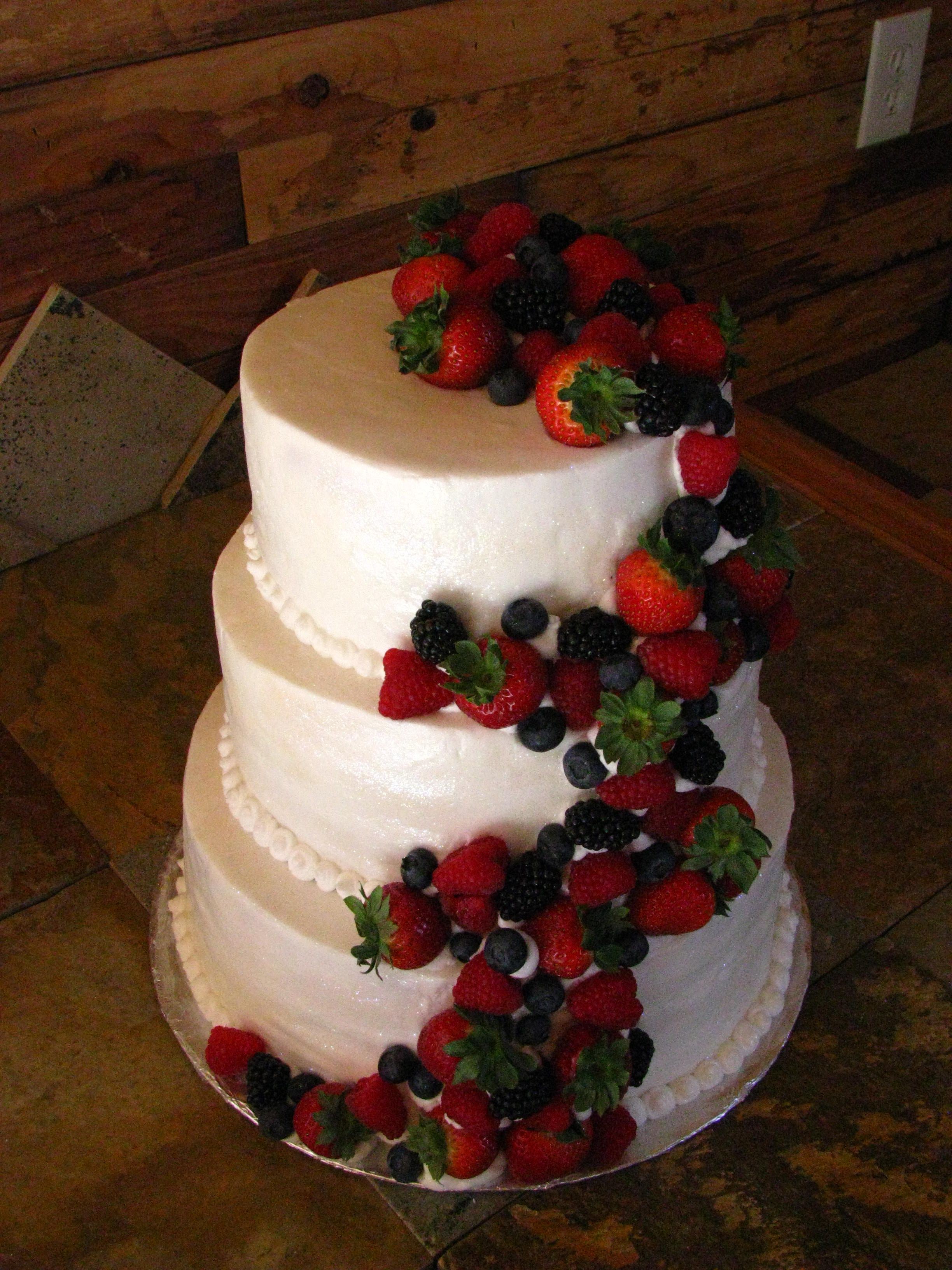 Украшение свадебного торта клубникой