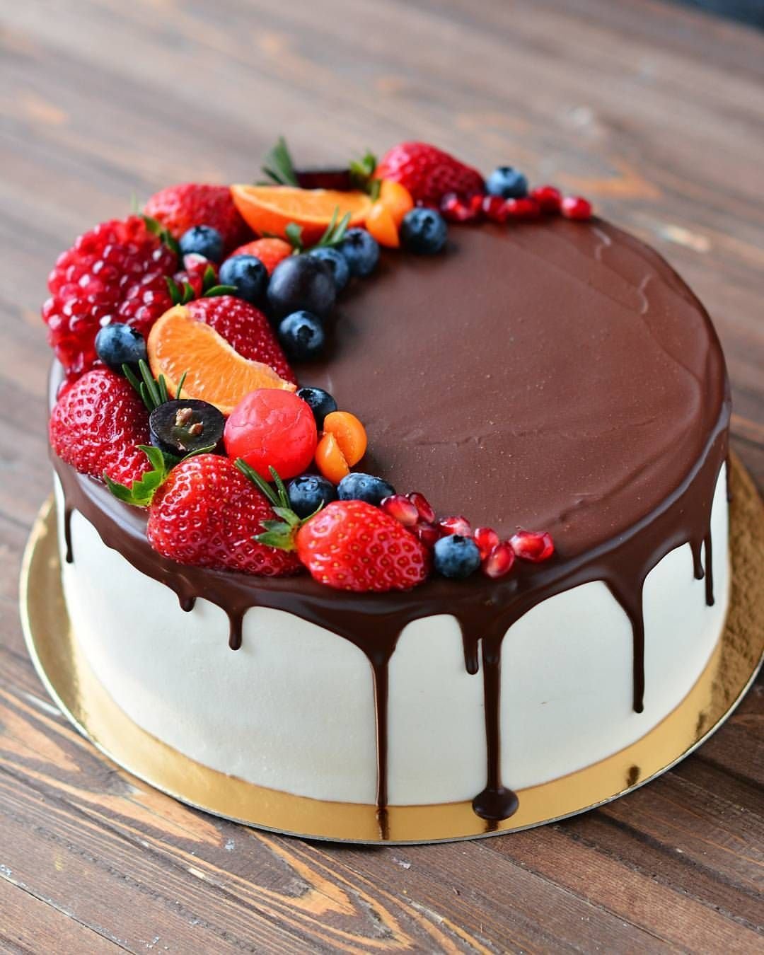 фото шоколадного торта с фруктами