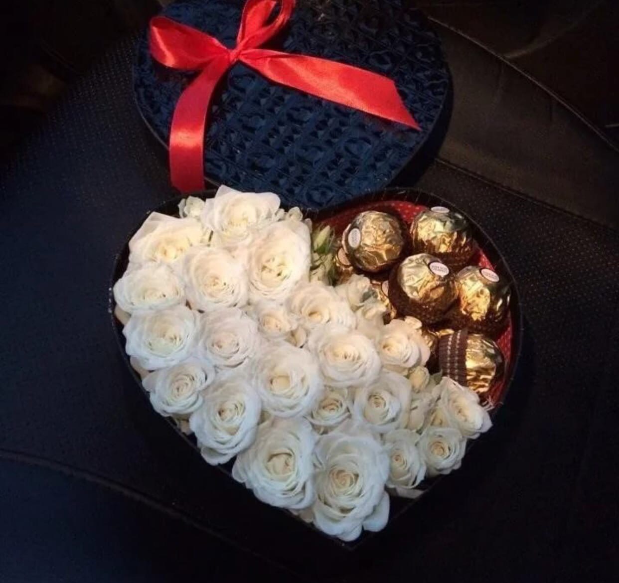 Букет цветов и коробка конфет
