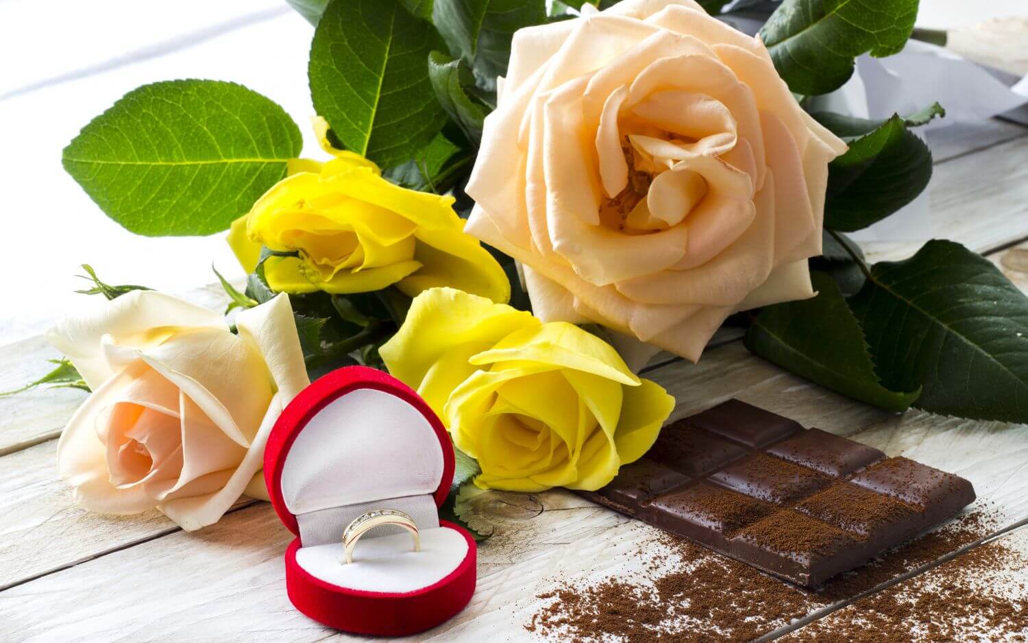 Букет роз на столе с конфетами