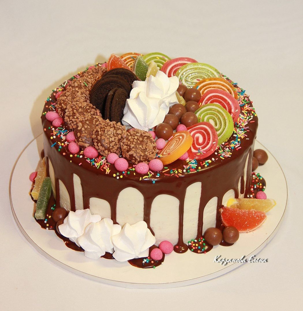 Украшение торта сладостями для девочки
