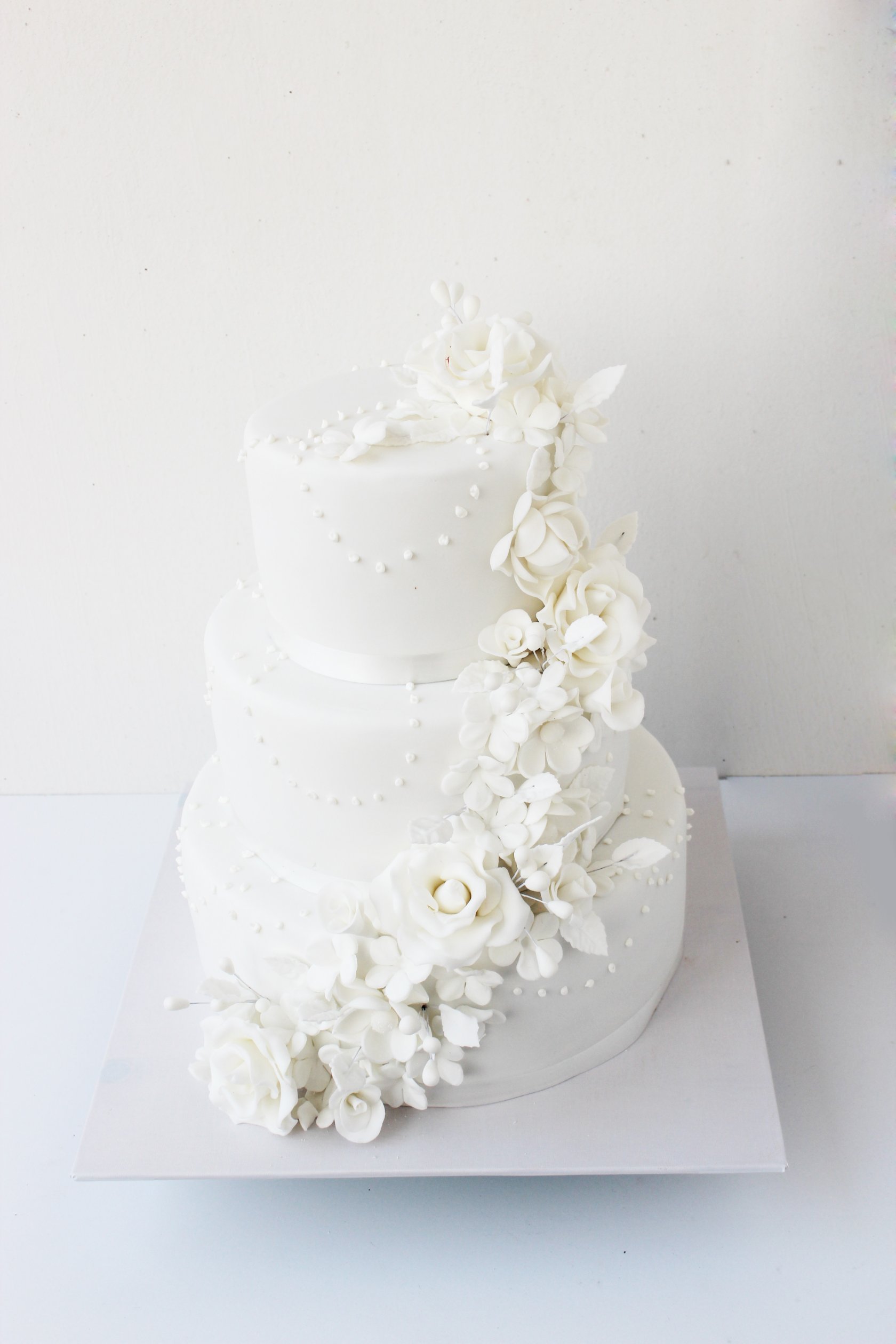Свадебный торт белый с гипсофилами