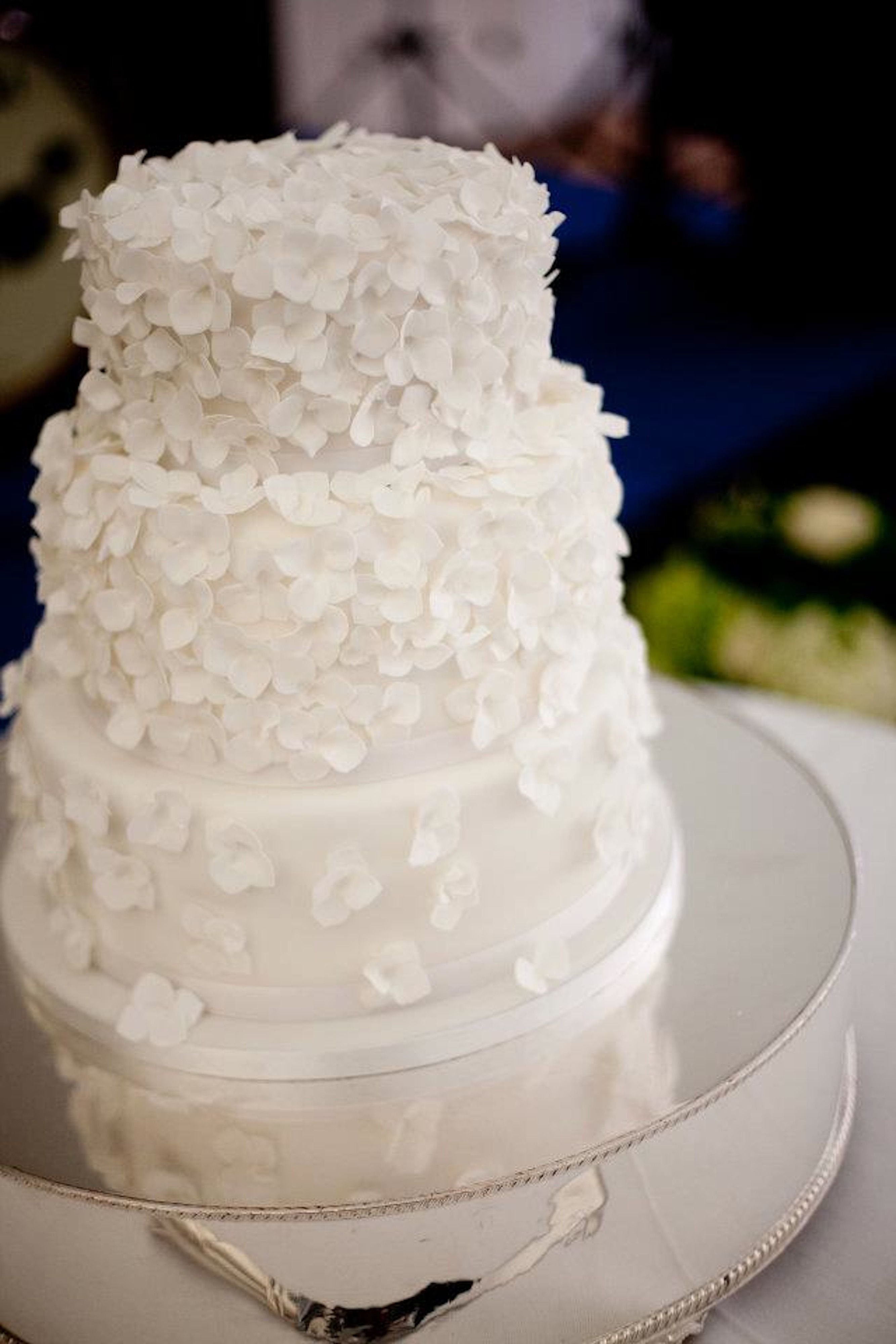 Белый торт на свадьбу
