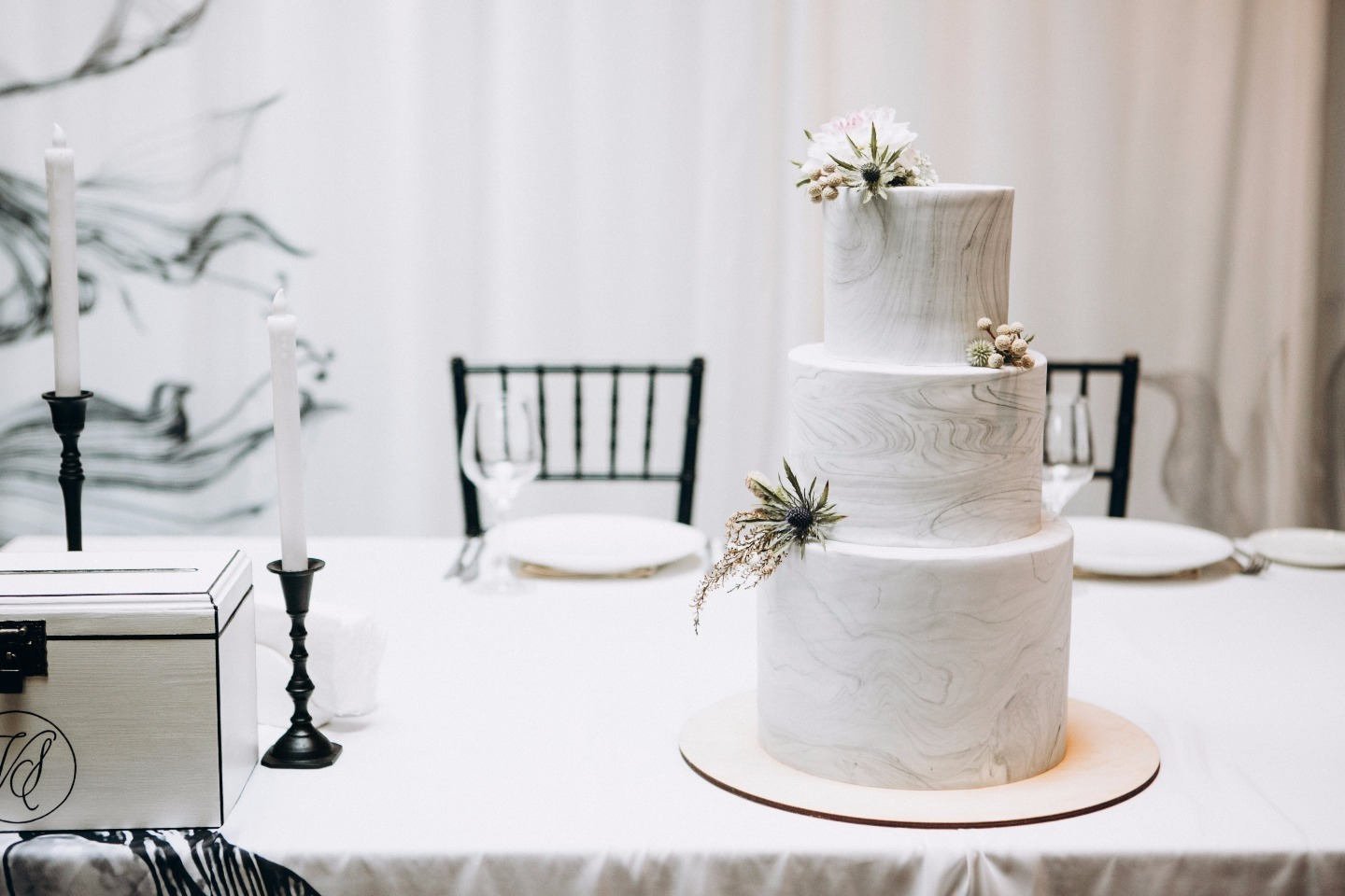 Свадебный торт в минималистичном стиле