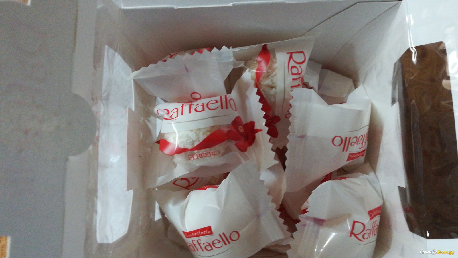 Рафаэлло конфеты на столе