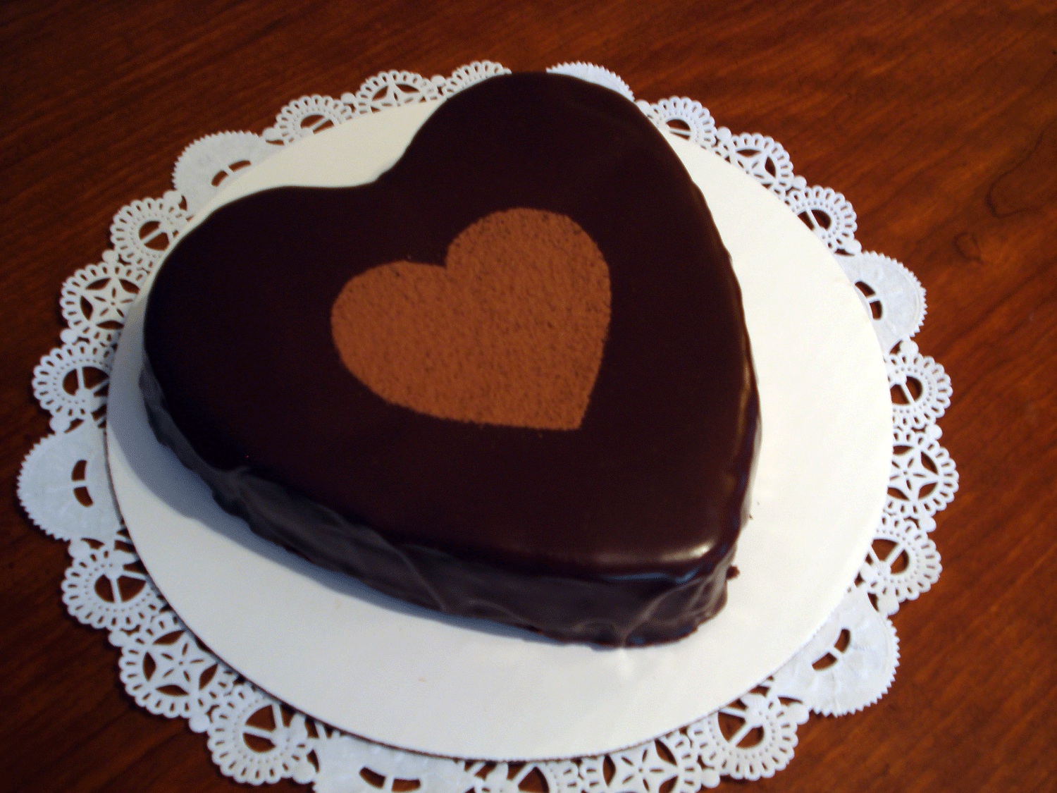 Шоколадный торт в виде сердца